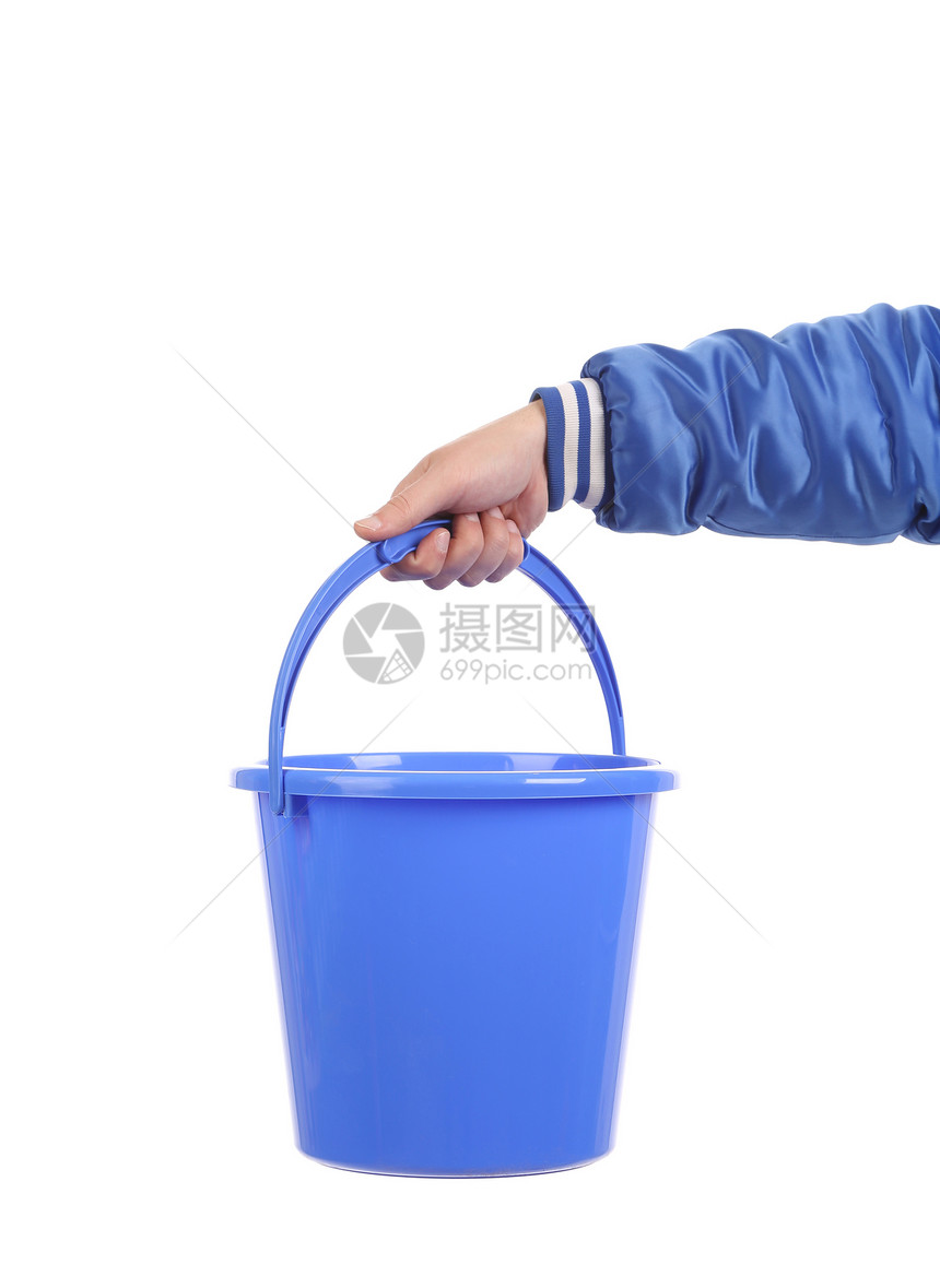 握着蓝桶的手洗涤剂橡皮夹克清洁工打扫房子圆形塑料洗涤卫生图片