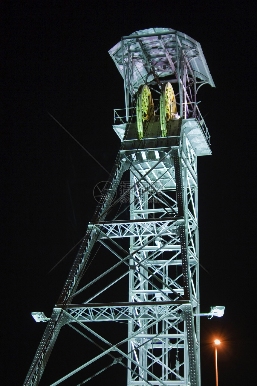 夜间在西班牙安达卢西亚Jaen省Linares的一座矿井塔图片