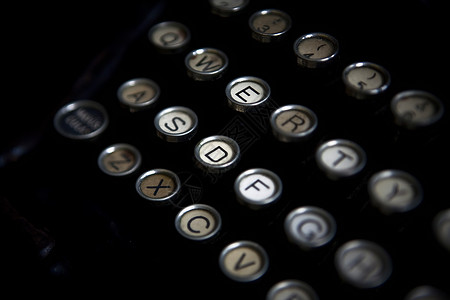 旧式打字机的键盘 密闭地铺下木板报纸作者古董机械字体钥匙广告艺术黑色工作背景图片