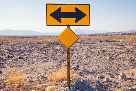 沙漠路标方向指示沙漠指导战略黄色街道路标交通商业概念天空背景