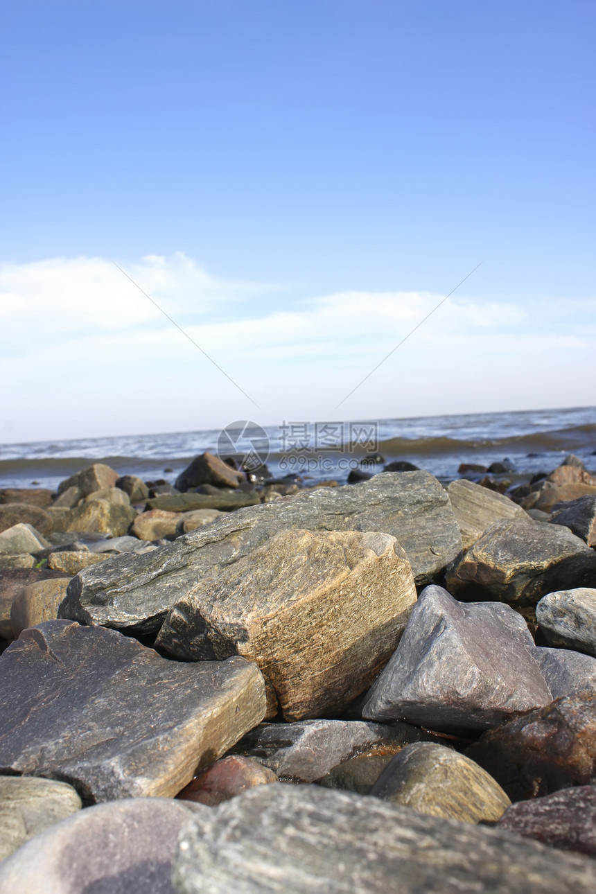 萨克拉门托的碎石海岸海滩地面殖民地天空蓝色海洋石头宏观岩石图片