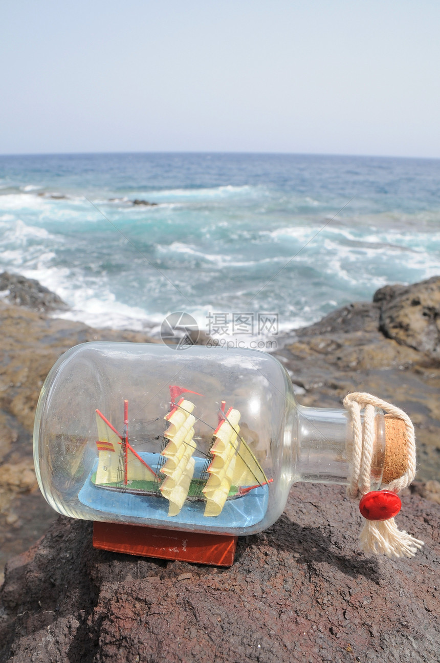 在瓶中航行的船舶地平线巡航冲浪抛弃波浪礼物支撑海滩游艇旅行图片
