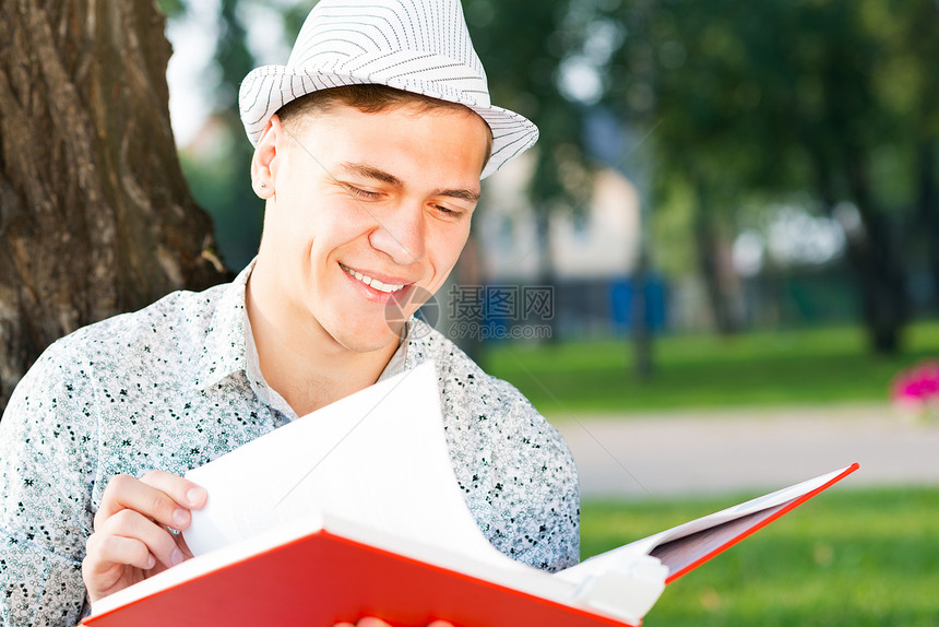 年轻人在读一本书学士知识闲暇中学学校青年大学教育学生男性图片