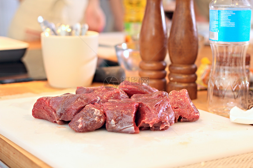 黑板上的生肉牛扒厨房鱼片食物木板美食烹饪香料猪肉营养图片