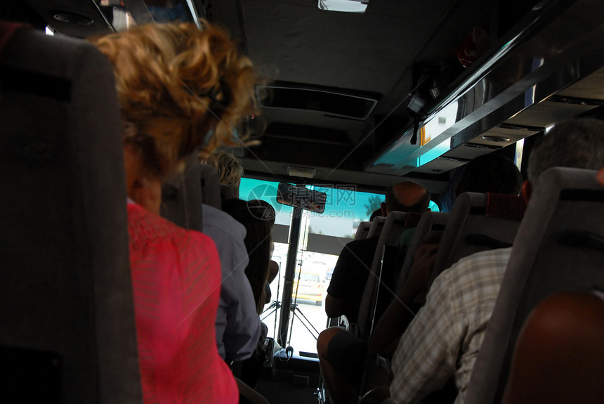 乘坐公共汽车旅行者图片