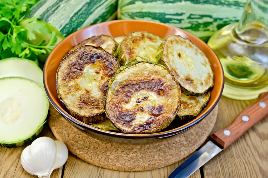 Zucchini 用大蒜在板上煎图片