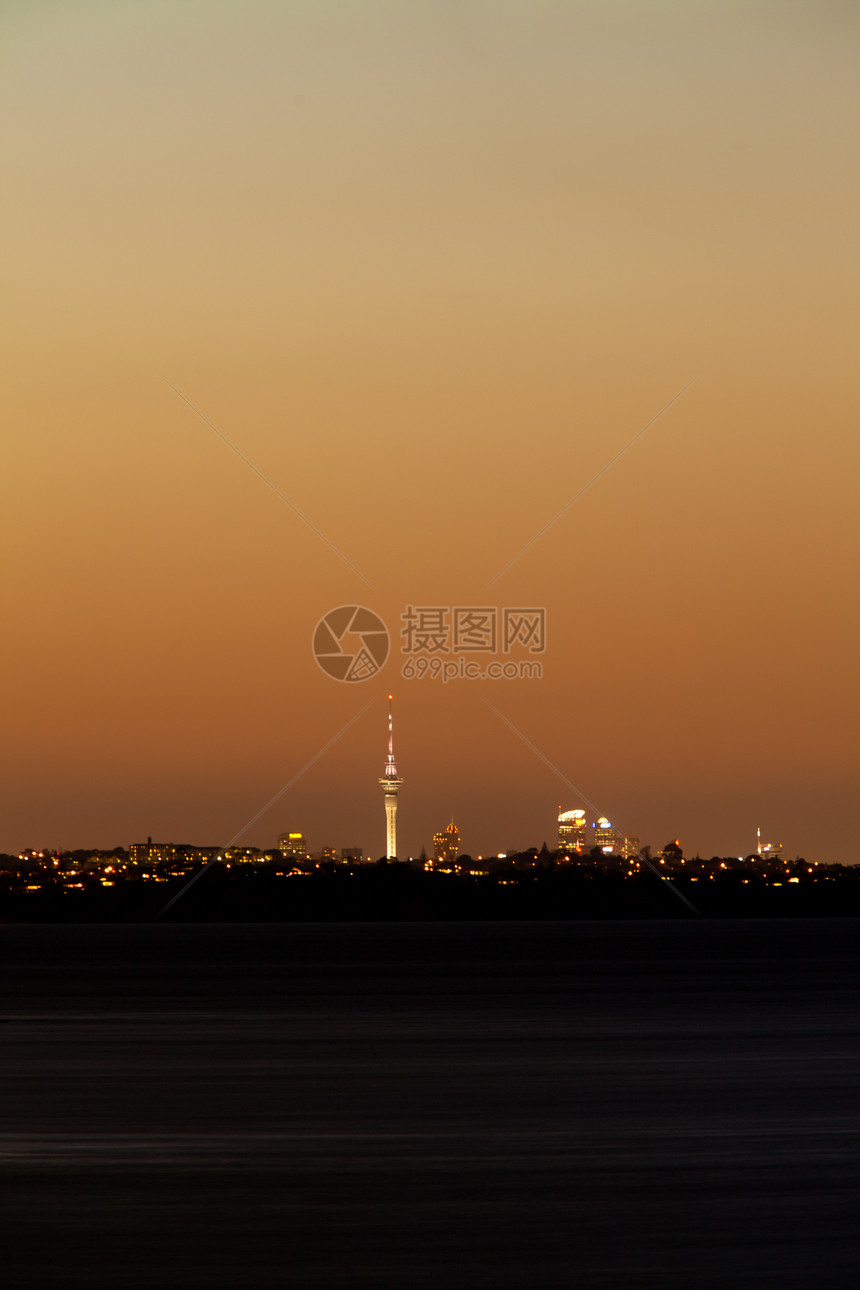 日落后NZ遥远的城市明光天线日落高楼建筑灯光高层海洋阴影天空市中心摩天大楼图片