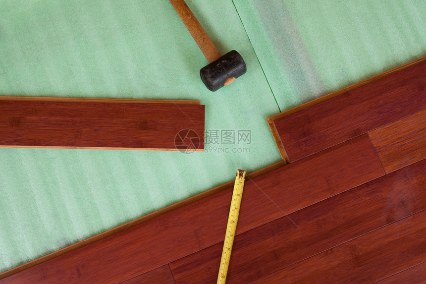 木竹硬木地板板被铺设风格底层硬木锤子镶板卷尺工具红色铺板橡皮图片