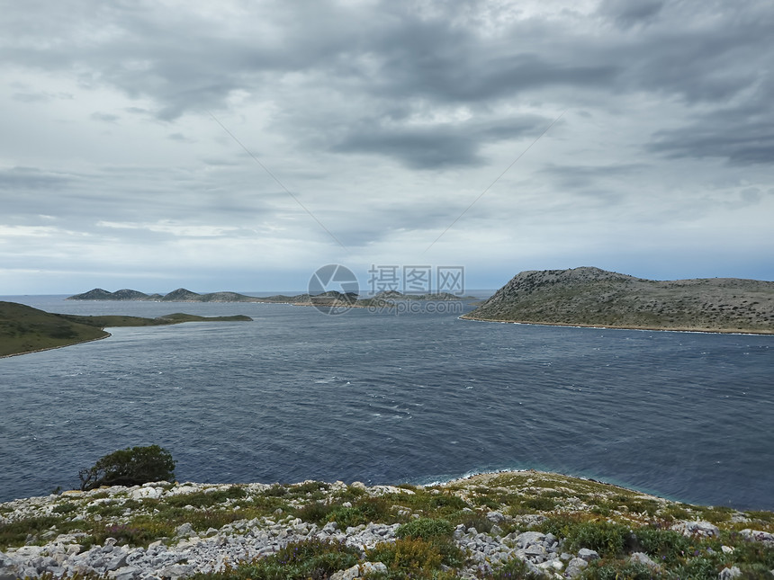 云和风的清晨多云波浪岛屿岩石石灰石花朵图片