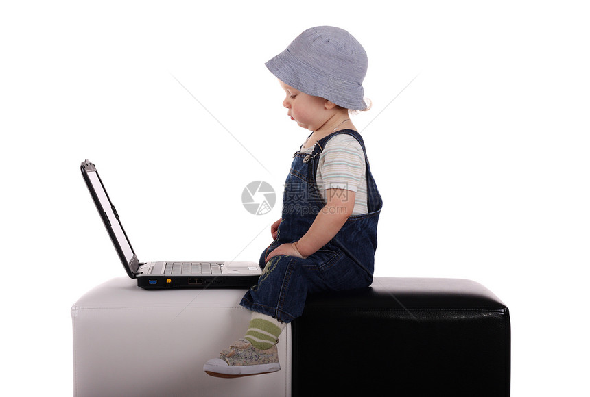 拿着笔记本电脑的小男孩教育快乐孩子婴儿儿童白色通讯童年智力技术图片