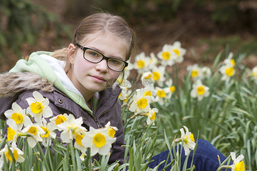 春季公园的年轻女孩-肖像图片