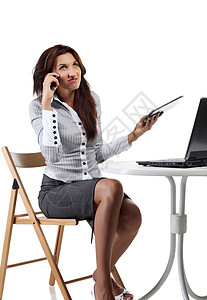 青年妇女通过电话交谈技术电脑成人笔记本白色女性互联网女士讨论背景图片