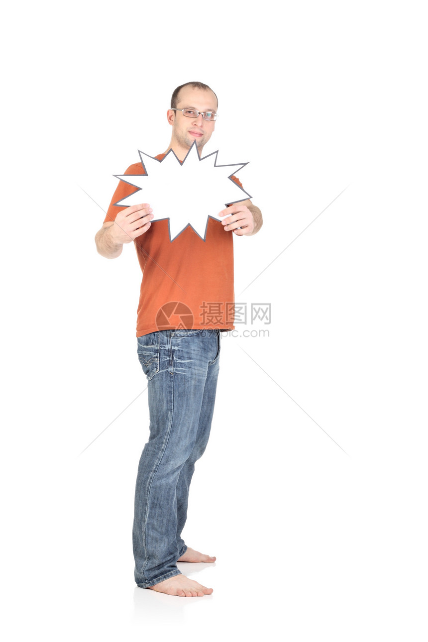 年轻人拿着一张空白卡白色牛仔裤身体卡片广告标语工作室男性赤脚海报图片
