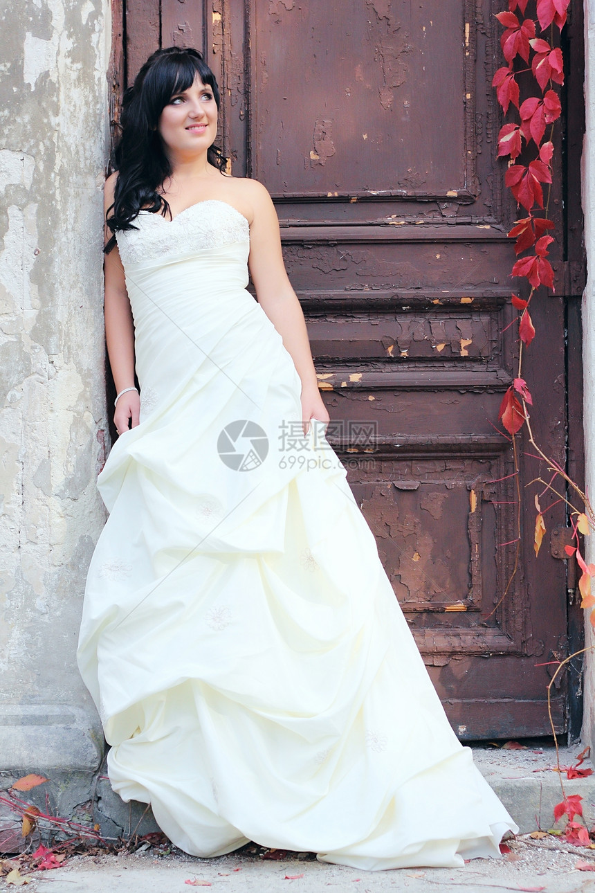 穿着婚纱的年轻女孩白色黑发魅力女士婚礼婚姻新娘裙子女性门廊图片