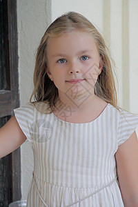 蓝眼女孩的肖像白色金发蓝色眼睛头发孩子童年背景图片