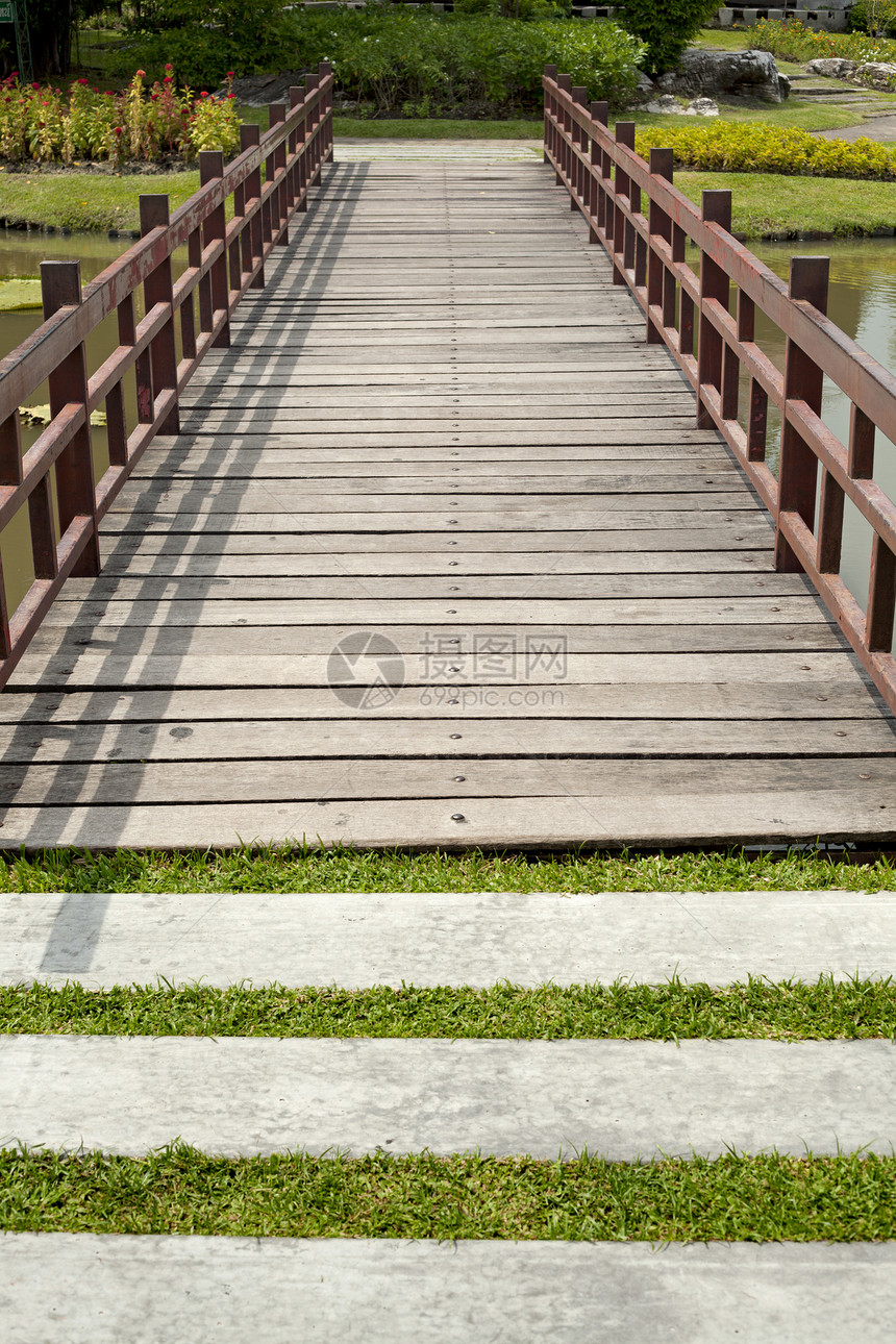 花园里的脚桥木头探索踪迹绿色丛林途径人行道叶子风景小路图片