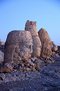 纳鲁特山神的纪念碑岩石旅行国家遗产考古学心地上帝雕像历史古董背景