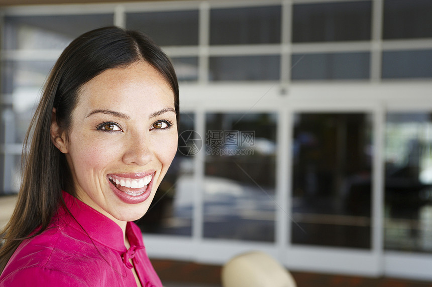 一个快乐女人的肖像幸福水平微笑享受女性女士头发拉丁黑色图片