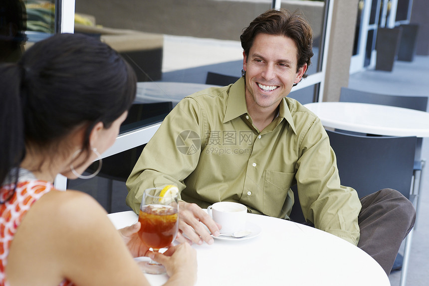 男人在餐厅里享受和女人约会的快乐图片