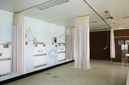 装有蓝色墙墙 窗帘和墙灯的空医院房间背景图片