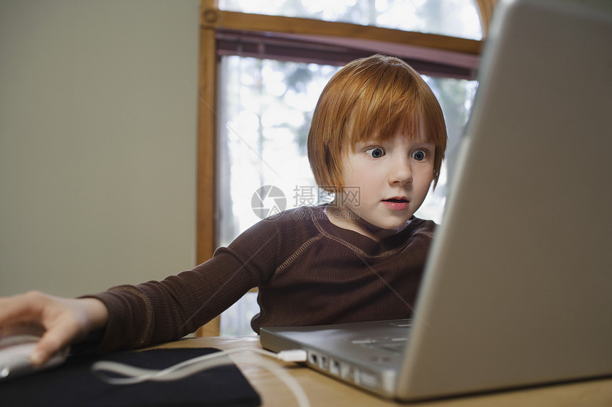 使用膝上型电脑的少女56风险爆头女孩笔记本服装沉思互联网活动好奇心孩子图片