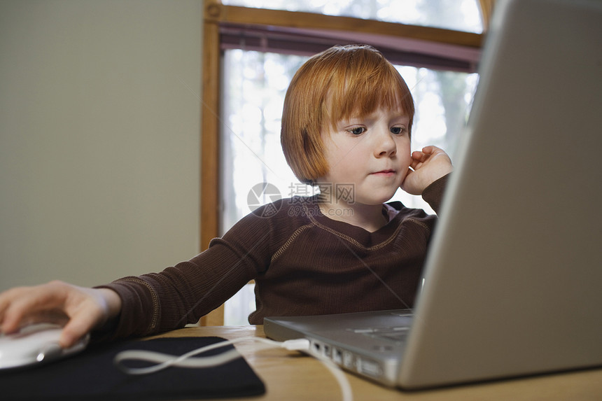 使用膝上型电脑的少女56互联网桌子专注童年活动风险女孩爆头沉思房子图片
