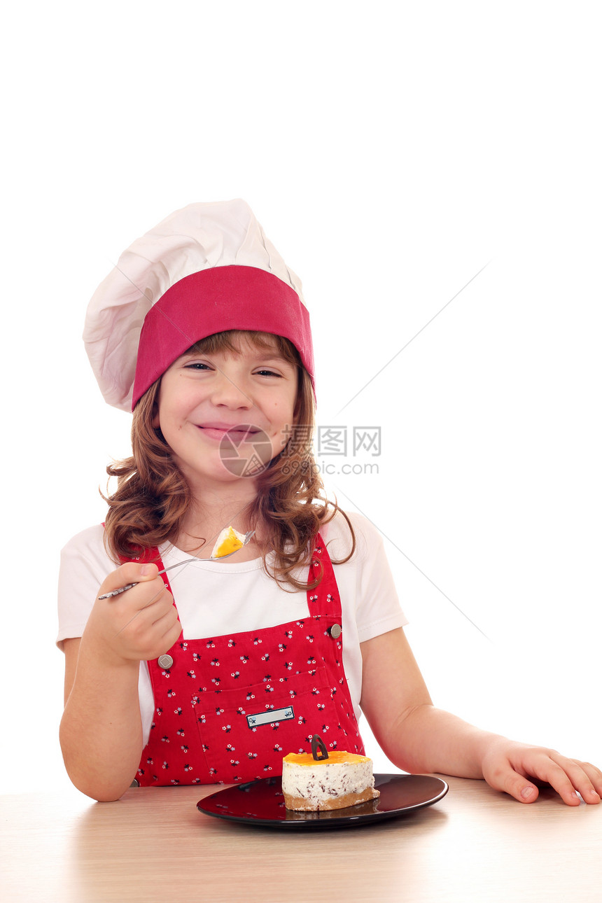 快乐的小女孩做饭吃蛋糕图片