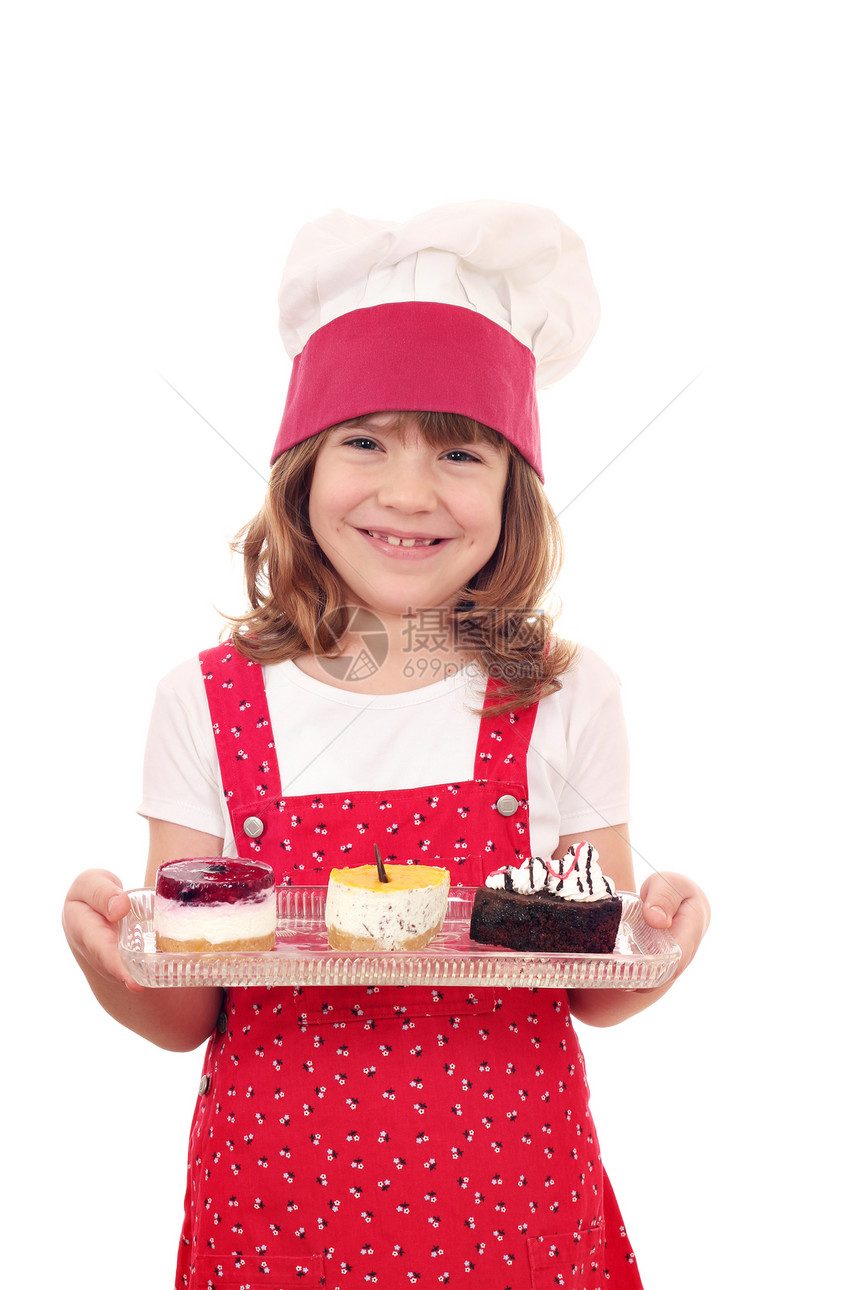 快乐的小女孩做饭 拿着盘子和蛋糕图片