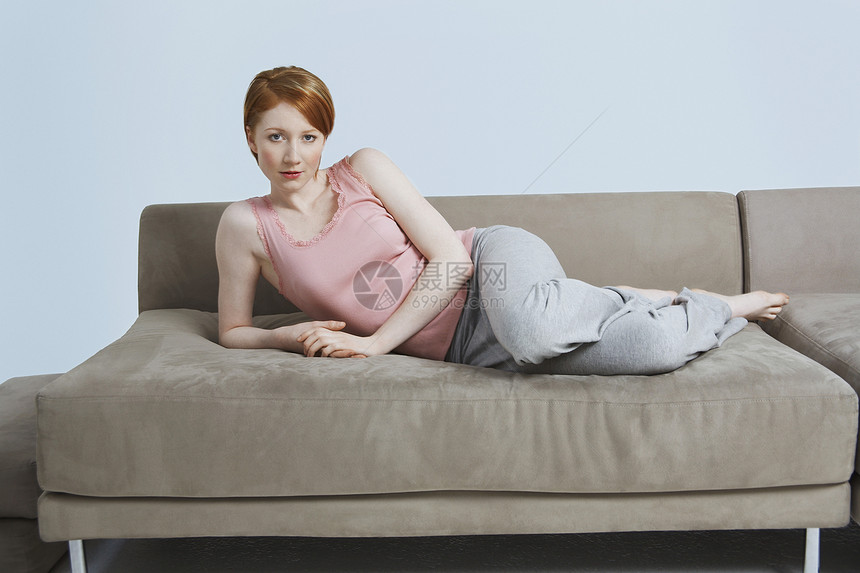 女人躺在沙发上短发闲暇工作室运动服女士女子一人手肘背心服装图片