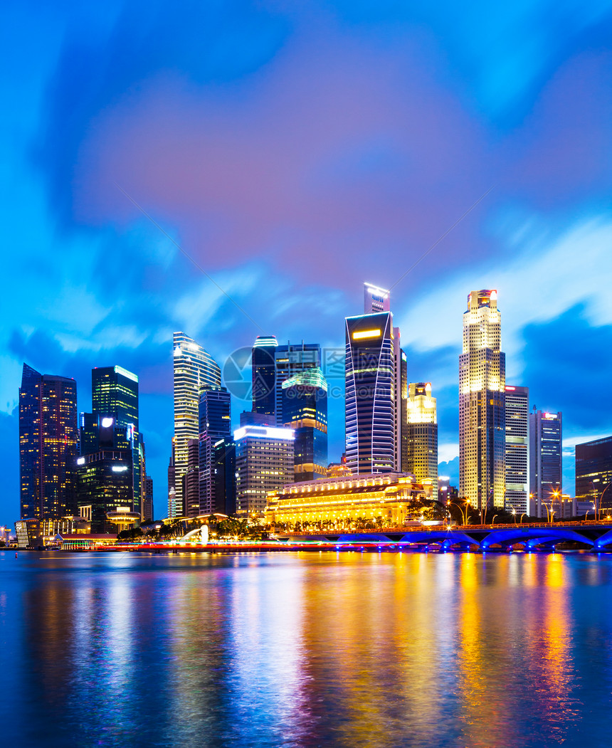 新加坡夜间城市风景晚上金融摩天大楼码头公司商业海岸线景观建筑天际小路图片