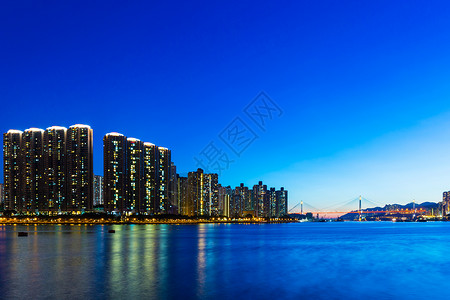 晚上在香港市建筑学天际民众摩天大楼人群住房海洋建筑海岸城市背景图片