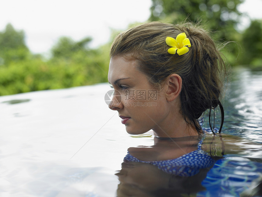 游泳池中的年轻女子空闲女性时间水池休闲摄影活动女士年轻人娱乐图片