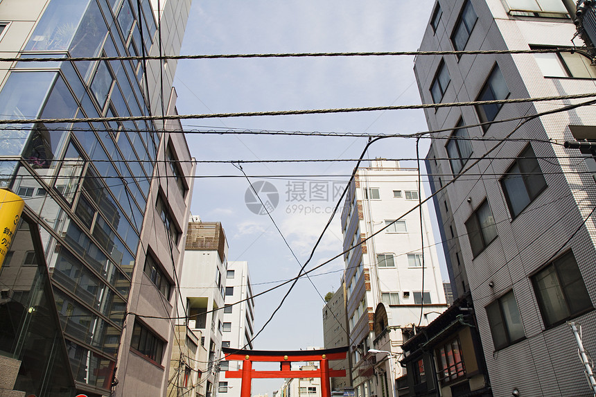 多层楼间电线和托里门的多层大楼之间线路高楼城市生活景观大都会风光文化摩天大楼场景电源线图片