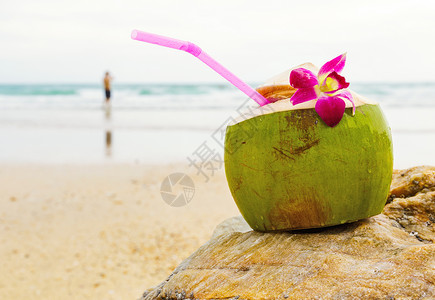 粉色海滩在海滩上喝椰子酒背景