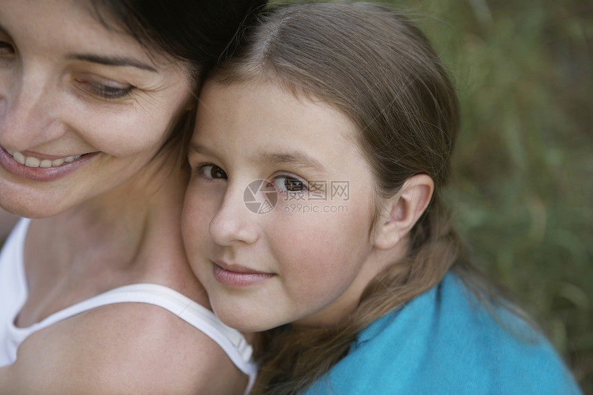 女孩拥抱她母亲的近身图片