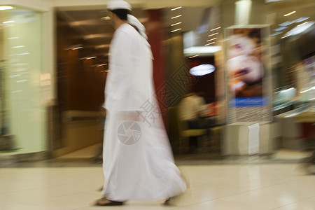 迪拜阿联酋 两人传统上穿戴大礼服 白袍和头巾购物长袍头饰洗碗机白色购物中心个人服装背景图片