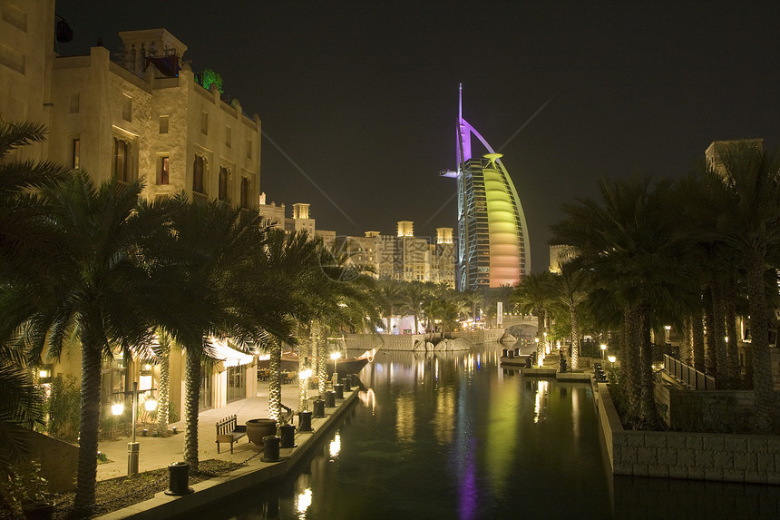 迪拜 UAE 彩色照明世界著名的旅馆迪拜标志图片