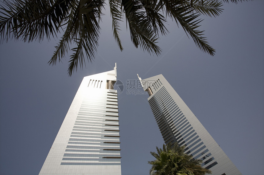 迪拜公路上阿联酋塔台的迪拜UAE UAE摩天大楼低角度建筑学天空视图办公楼图片