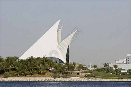溪畔阿联酋迪拜迪拉 迪拜著名的迪拜小溪高尔夫和游艇俱乐部背景