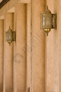 Al Ain宫博物馆Al Ain宫 迪拜阿因 阿联酋迪拜的走廊和圆形灯笼建筑图背景图片