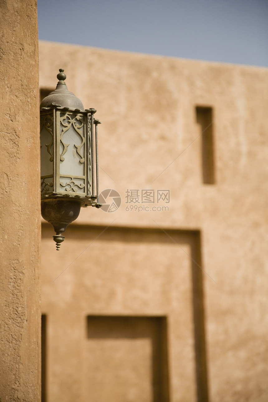 在阿联酋迪拜Al Ain宫博物馆Al Ain宫博物馆的墙上特写孔灯图片