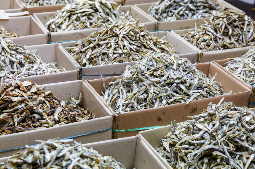 供市场销售的干枯鱼尾鱼海鲜食物摊位美食白色银鱼图片