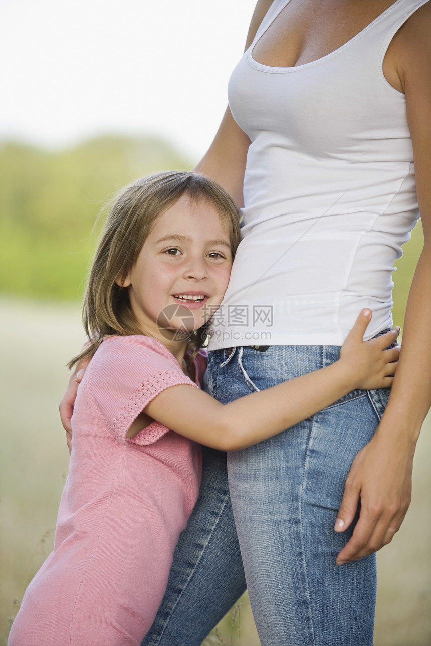 抱着母亲的小女孩孩子女性互动亲密感妈妈感情投标裁剪孩子们妈妈们图片