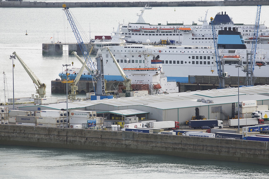 拥有卡车和船只的港口港海洋城市大海运输场景码头图片