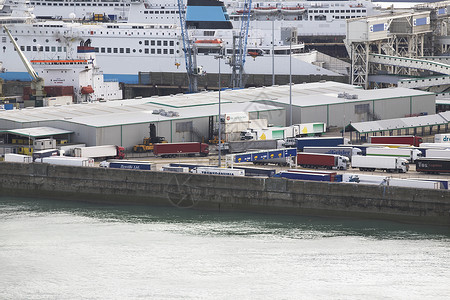 拥有卡车和船只的港口港大海城市海洋运输土地码头场景背景图片