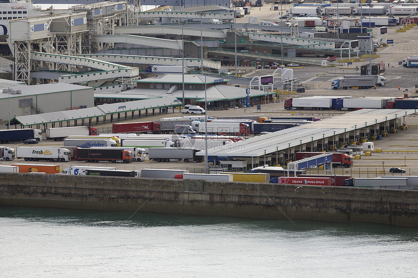 拥有卡车和船只的港口港城市海洋场景码头土地大海运输图片