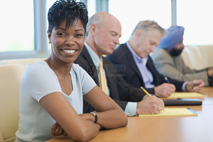 多种族商业人民多种族集团会议室生意女士商务群人椅子办公室秃顶快乐微笑图片
