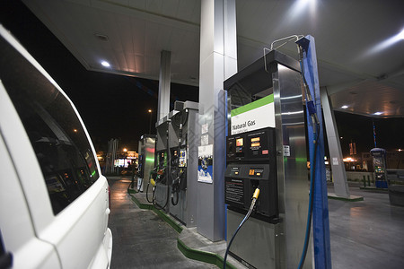 特写加油站的农用汽车 在夜间使用燃料泵和天然气进行检查背景图片