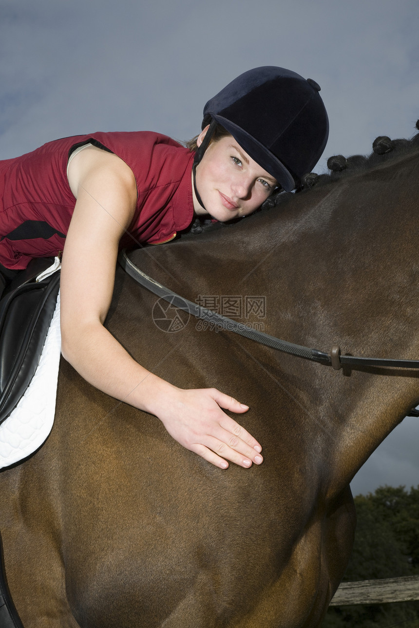 女性骑马女骑马员拥抱马匹图片