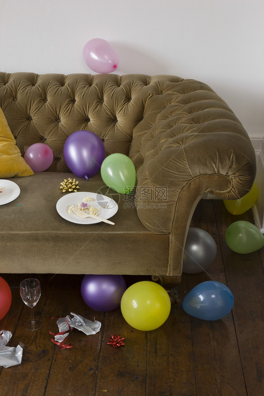 散落在沙发周围的气球图片